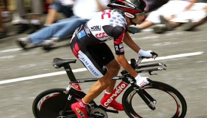 【开云直播中心】乌甲联赛现世纪进球，阿根廷门将百码外弹地射门创历史