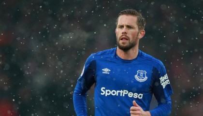 【开云官方网站】欧冠狂欢夜，十人巴萨陷绝境，曼城命悬一线，多特青春风暴席卷