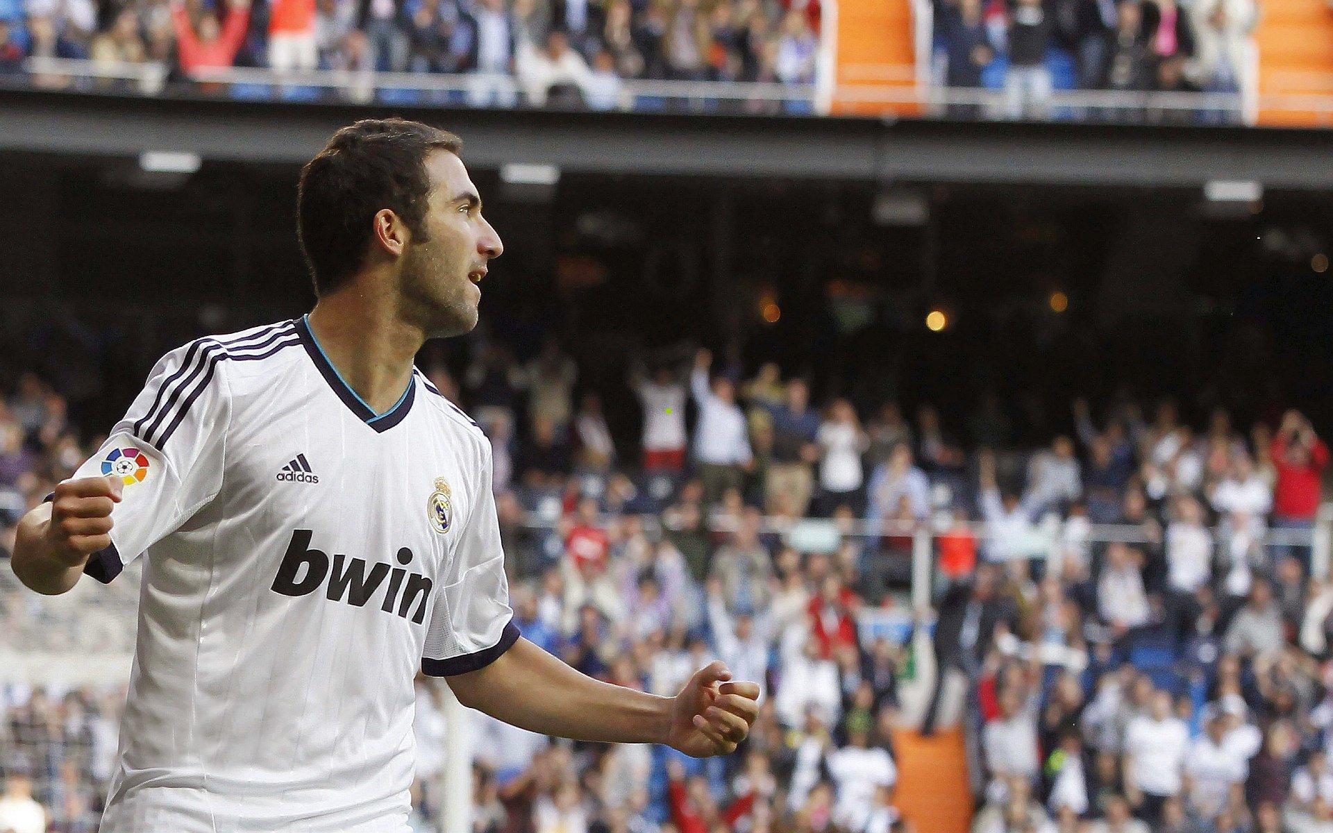 老板贝克汉姆亲临现场观战,索尔福德城与斯文登激战引爆球迷热情